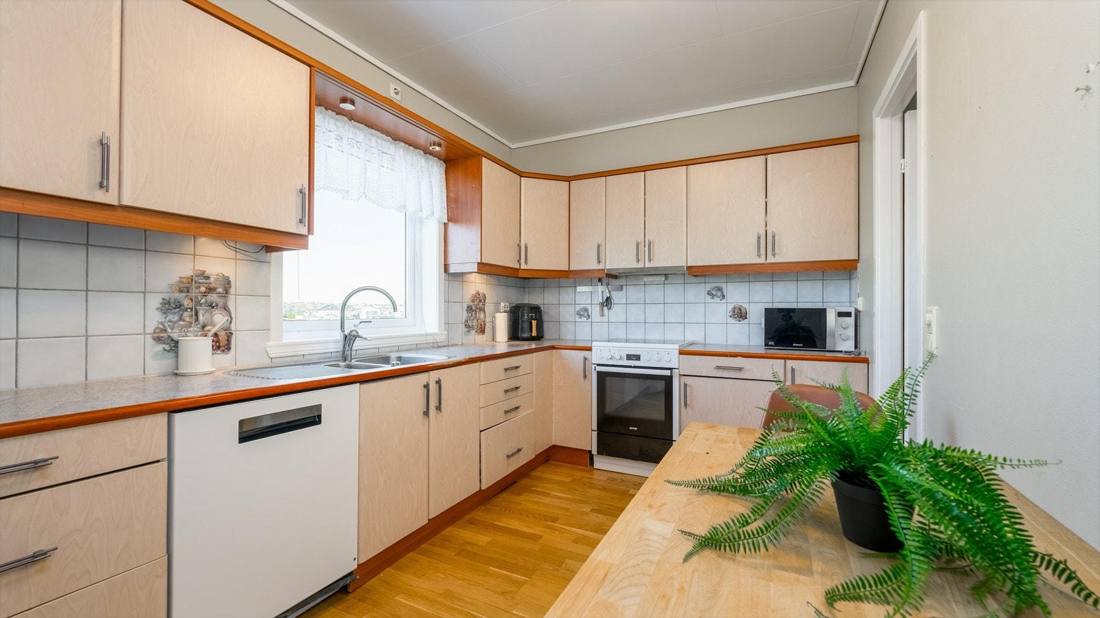 Det er plass til kjøkkenbord på kjøkkenet. Galleribilde