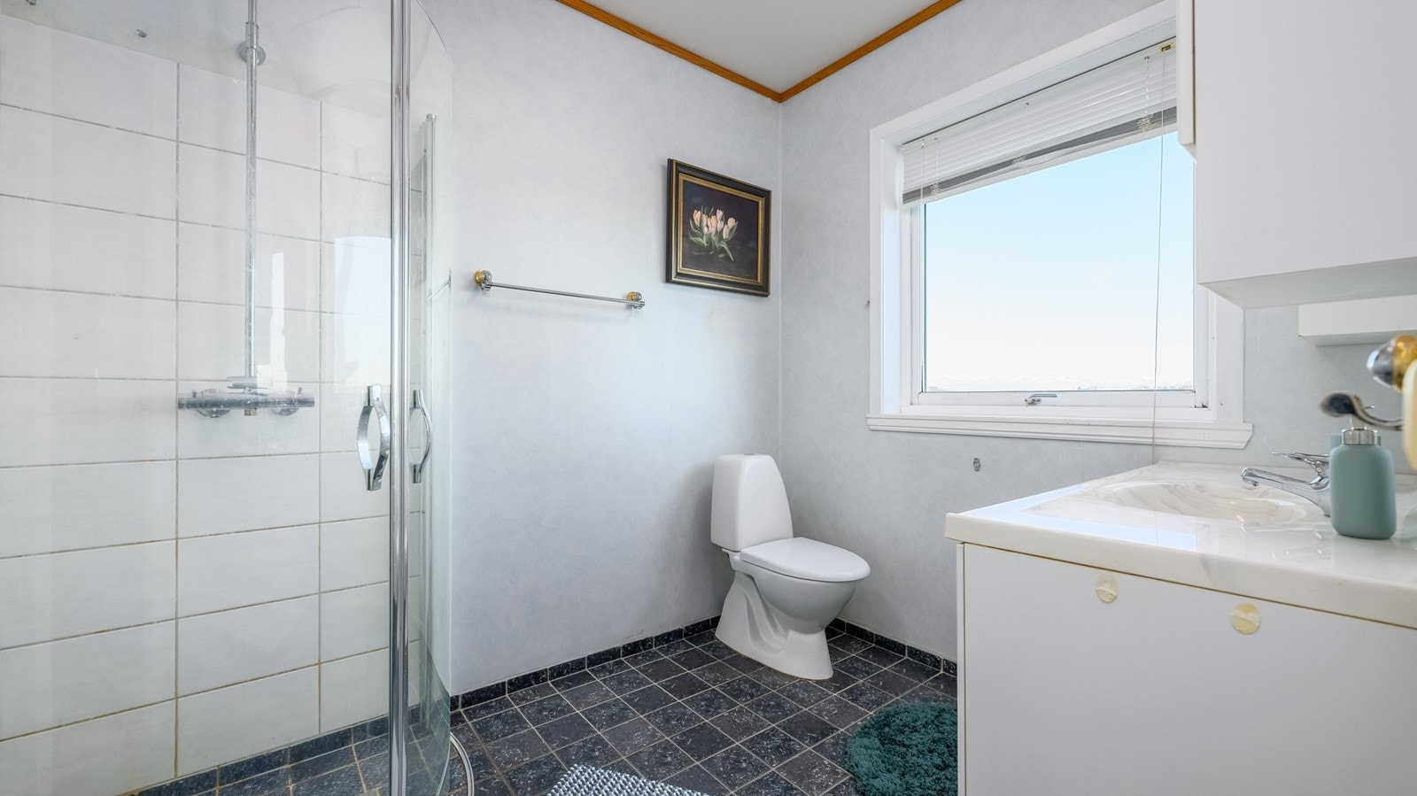 Bad med fliser på gulv og dusjsone Galleribilde