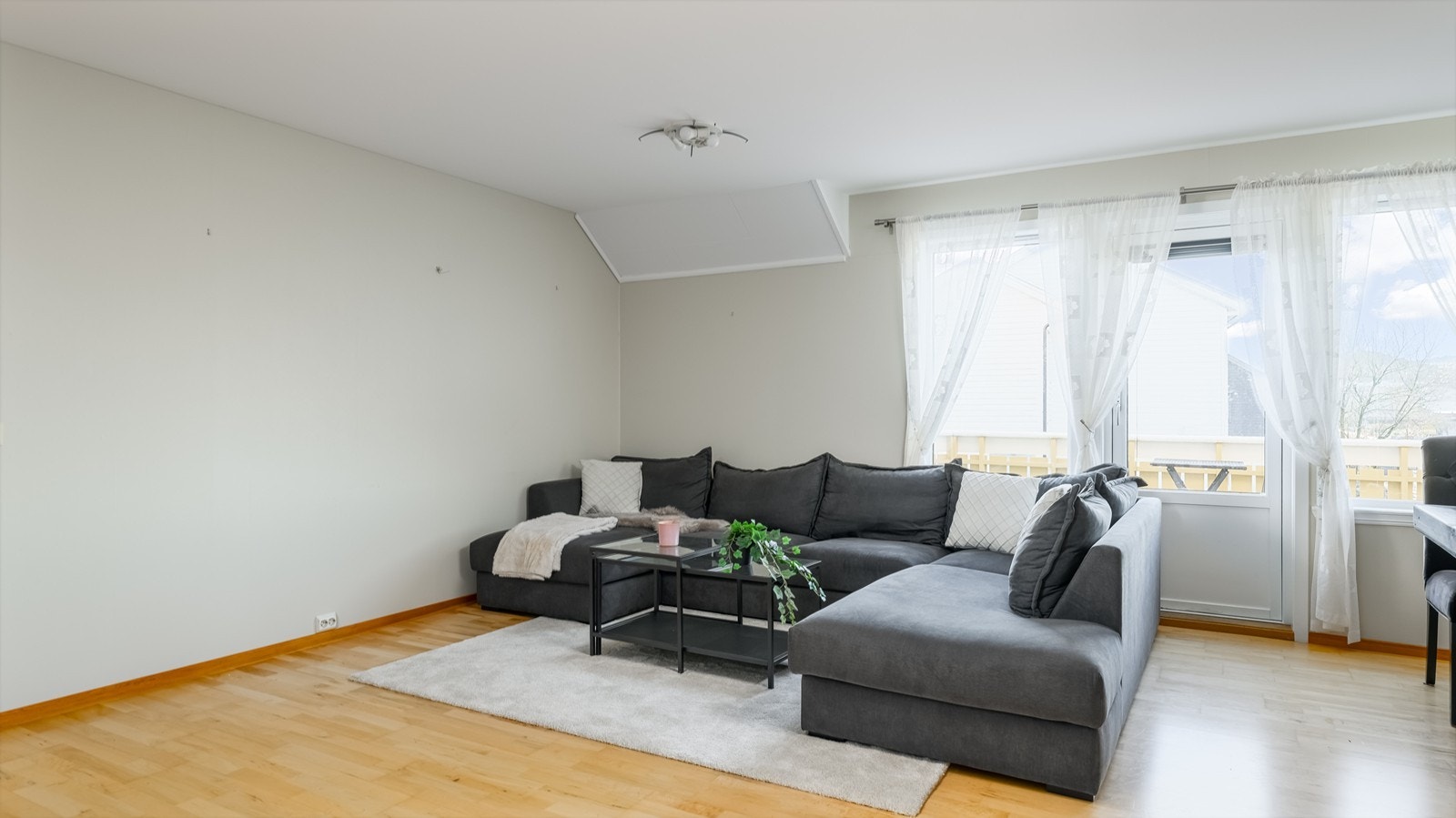 Fra stuen er det direkte utgang til balkong. Galleribilde