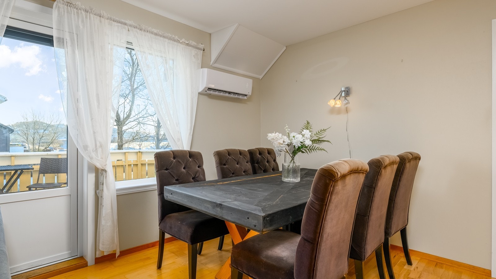 Spisestue med varmepumpe som gir et behagelig inneklima. Galleribilde