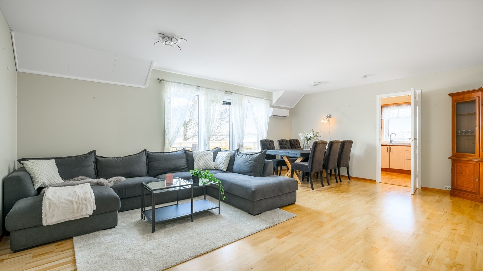 Stuen er romslig og lys. Galleribilde