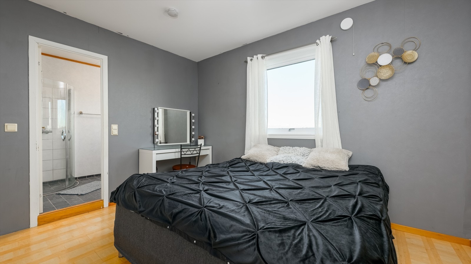 Hovedsoverom med plassbygd garderobe og direkte tilgang til badet. Galleribilde