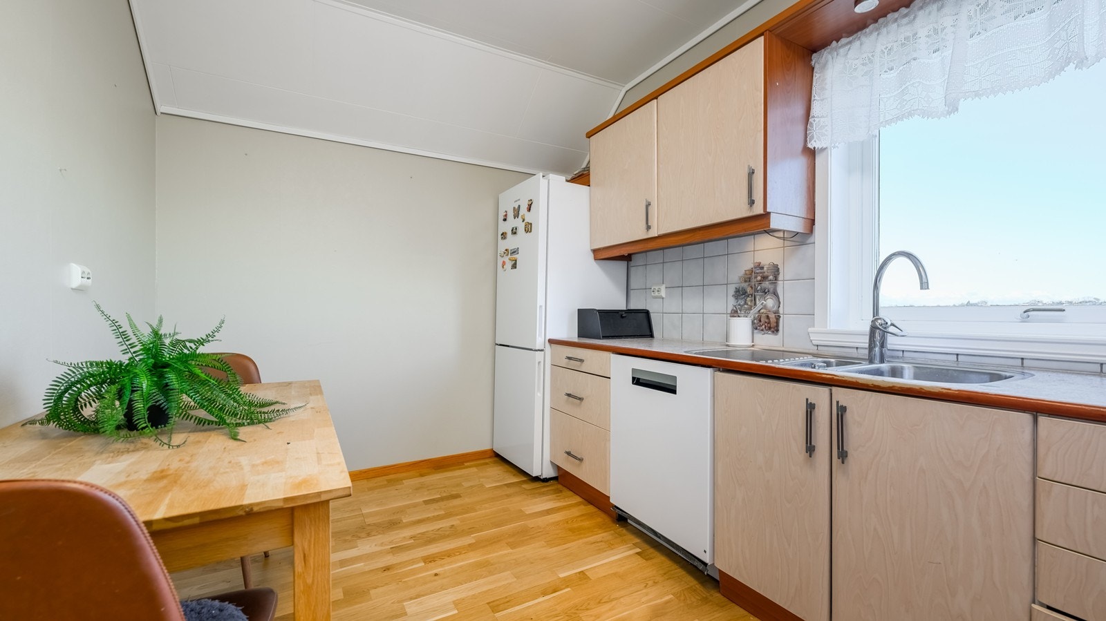 Kjøkkenet er funksjonelt, med rikelig med skap- og benkeplass. Galleribilde