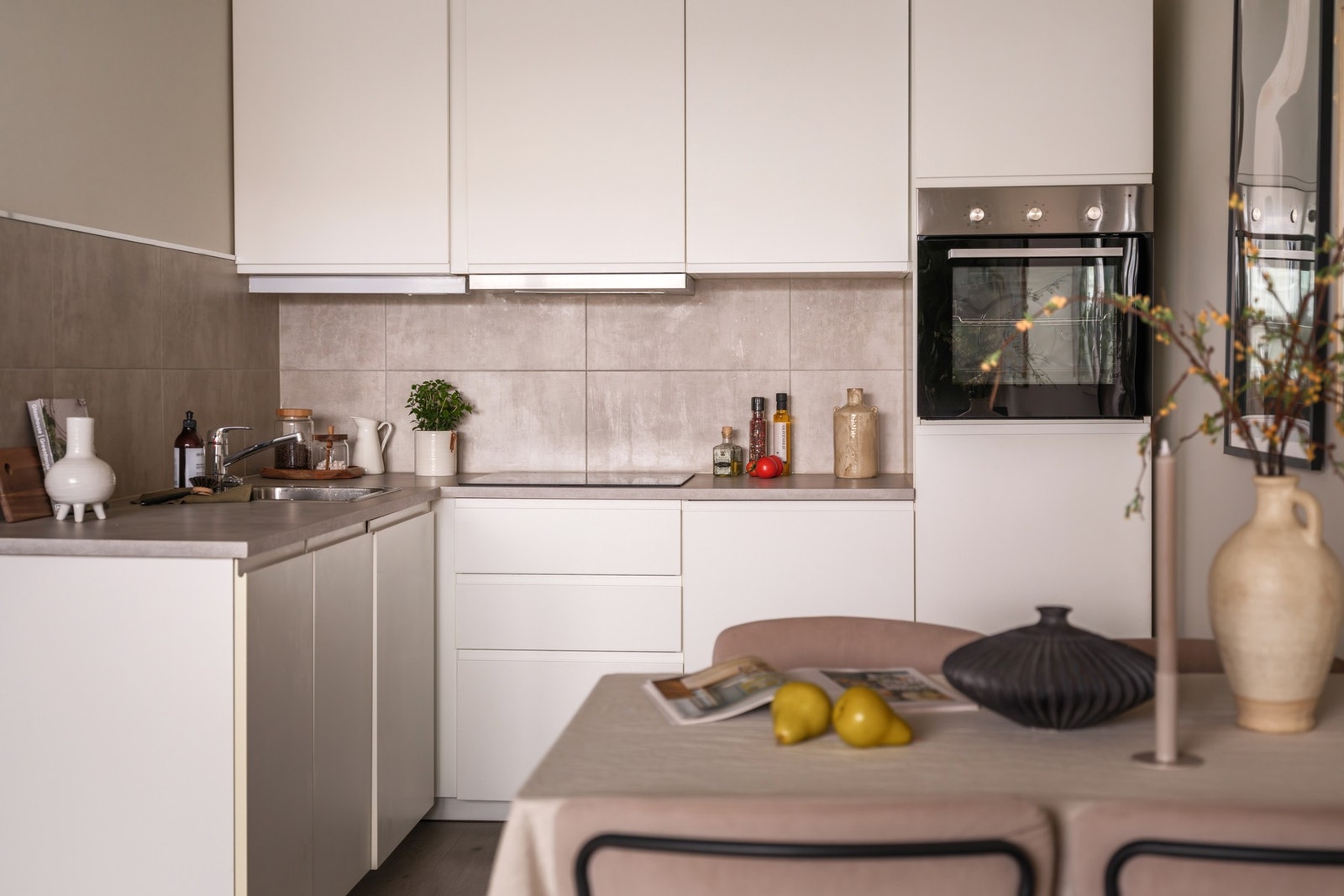 Kjøkkenet fra 2017 har et sømløst uttrykk med integrert komfyr, oppvaskmaskin og kjøleskap. Galleribilde