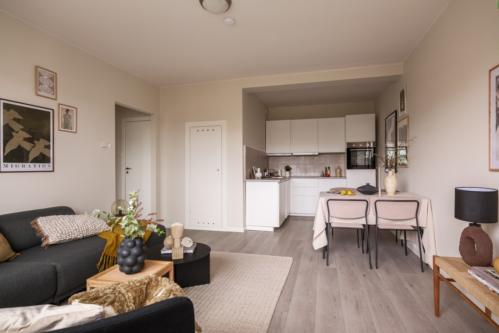 Stuen er romslig, med sosial og åpen stue/kjøkkenløsning. Galleribilde