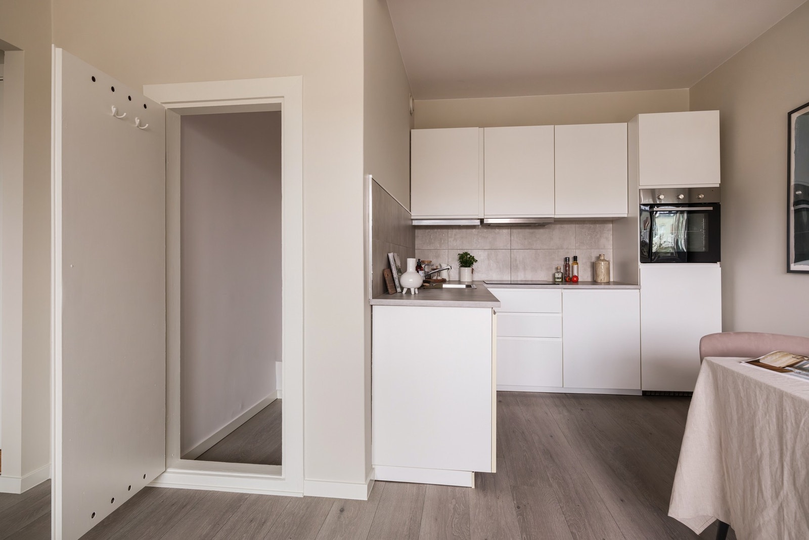 Fra stuen er det inngang til en praktisk bod. Galleribilde