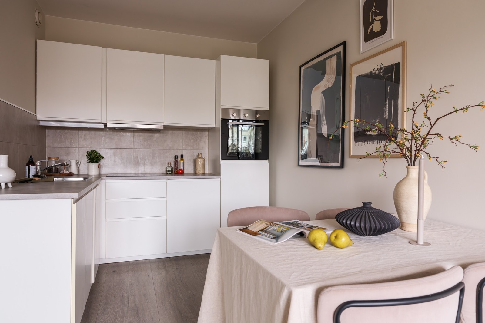 Kjøkkenet er praktisk plassert i et eget hjørne av stuen. Galleribilde