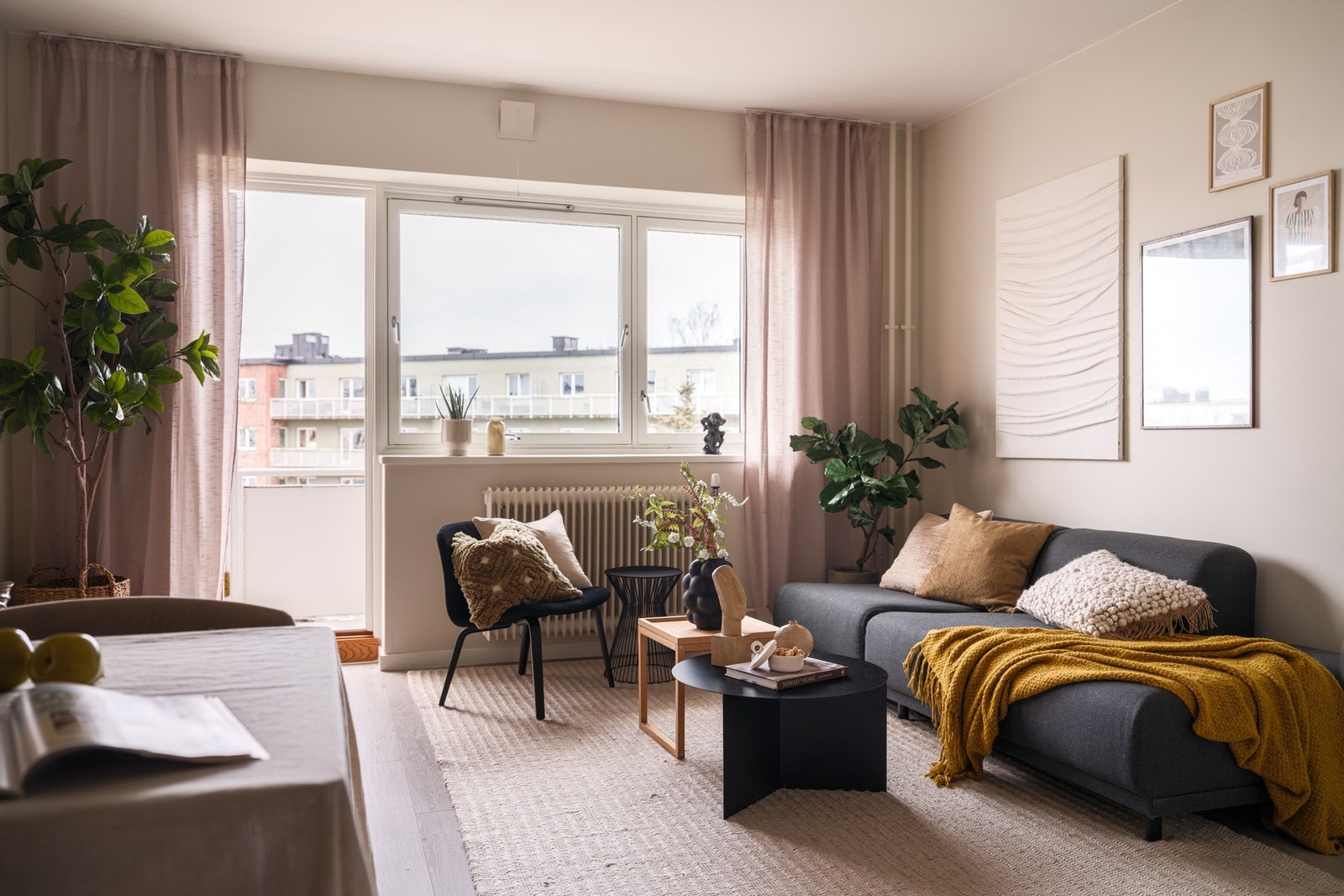 Lys og innbydende stue med store vindusflater som gir godt med naturlig lys til rommet. Fra stuen er det utgang til balkong. Galleribilde