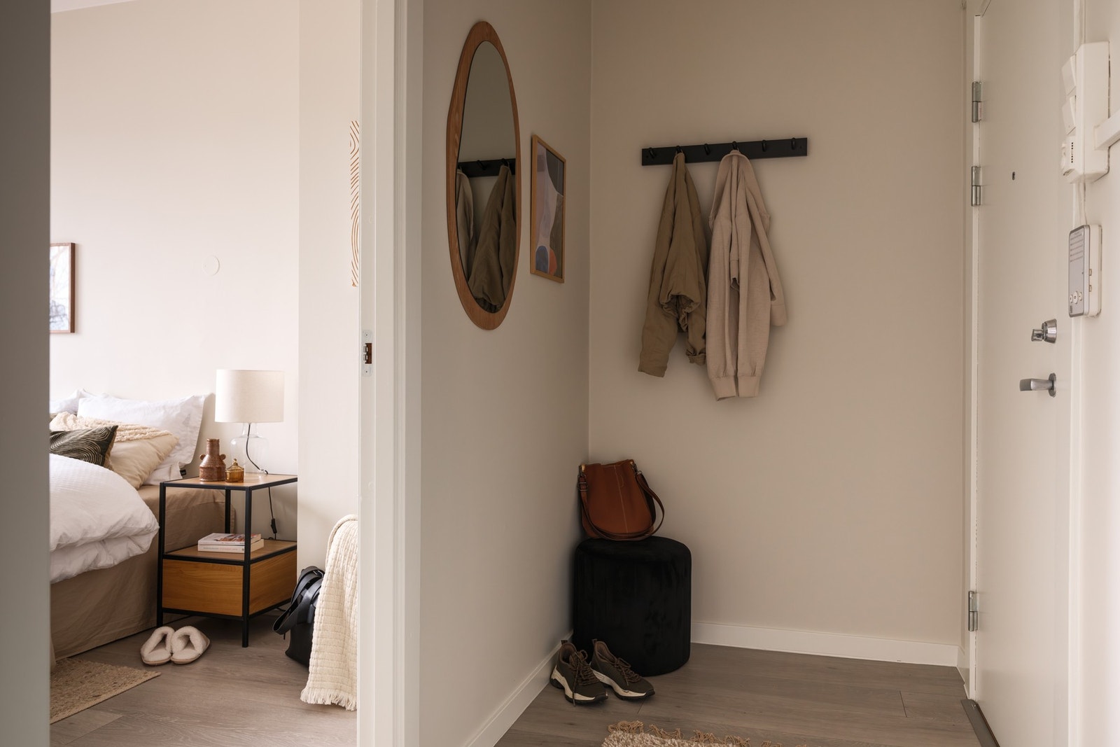 Alle rommene bindes naturlig sammen i entréen. Galleribilde