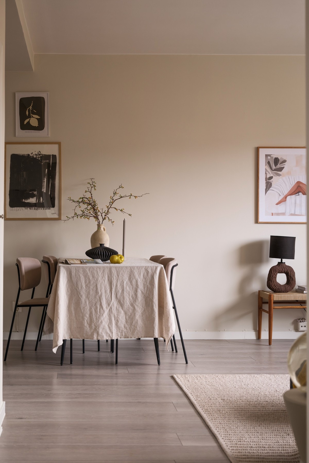 Hele leiligheten er malt i moderne, behagelige farger. Galleribilde