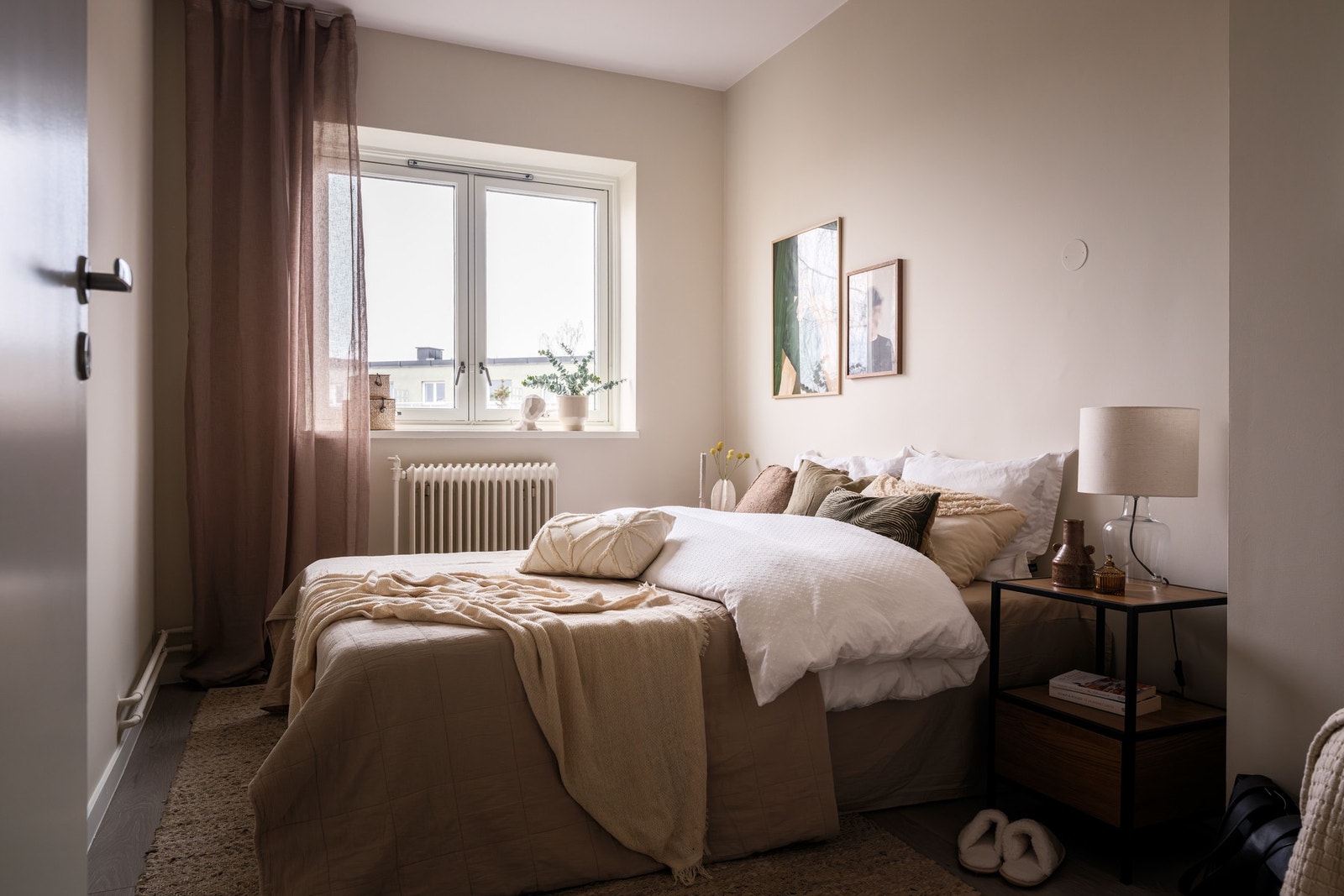 Soverommet er av god størrelse og har plass til dobbeltseng og nattbord. Galleribilde