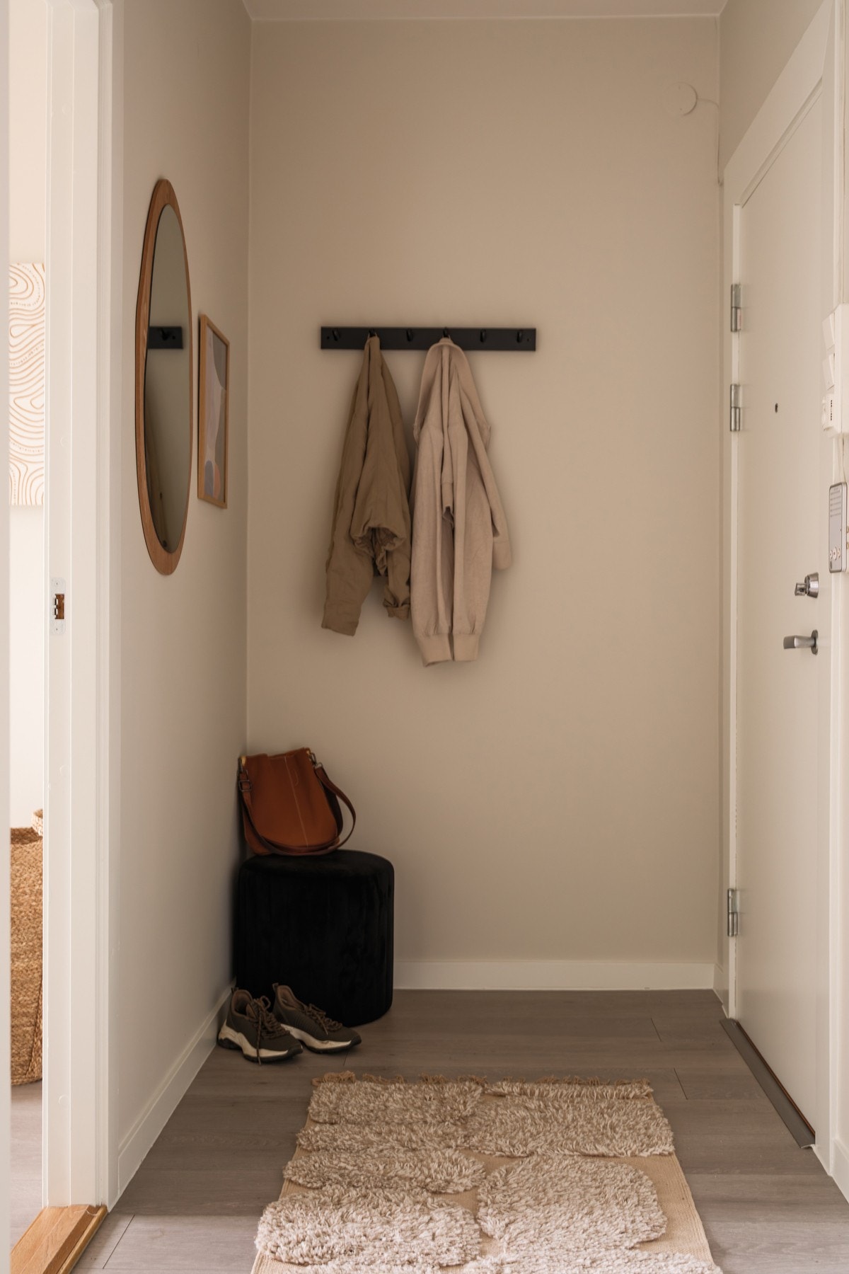 Det er plass for å henge fra seg yttertøy i entréen. Galleribilde