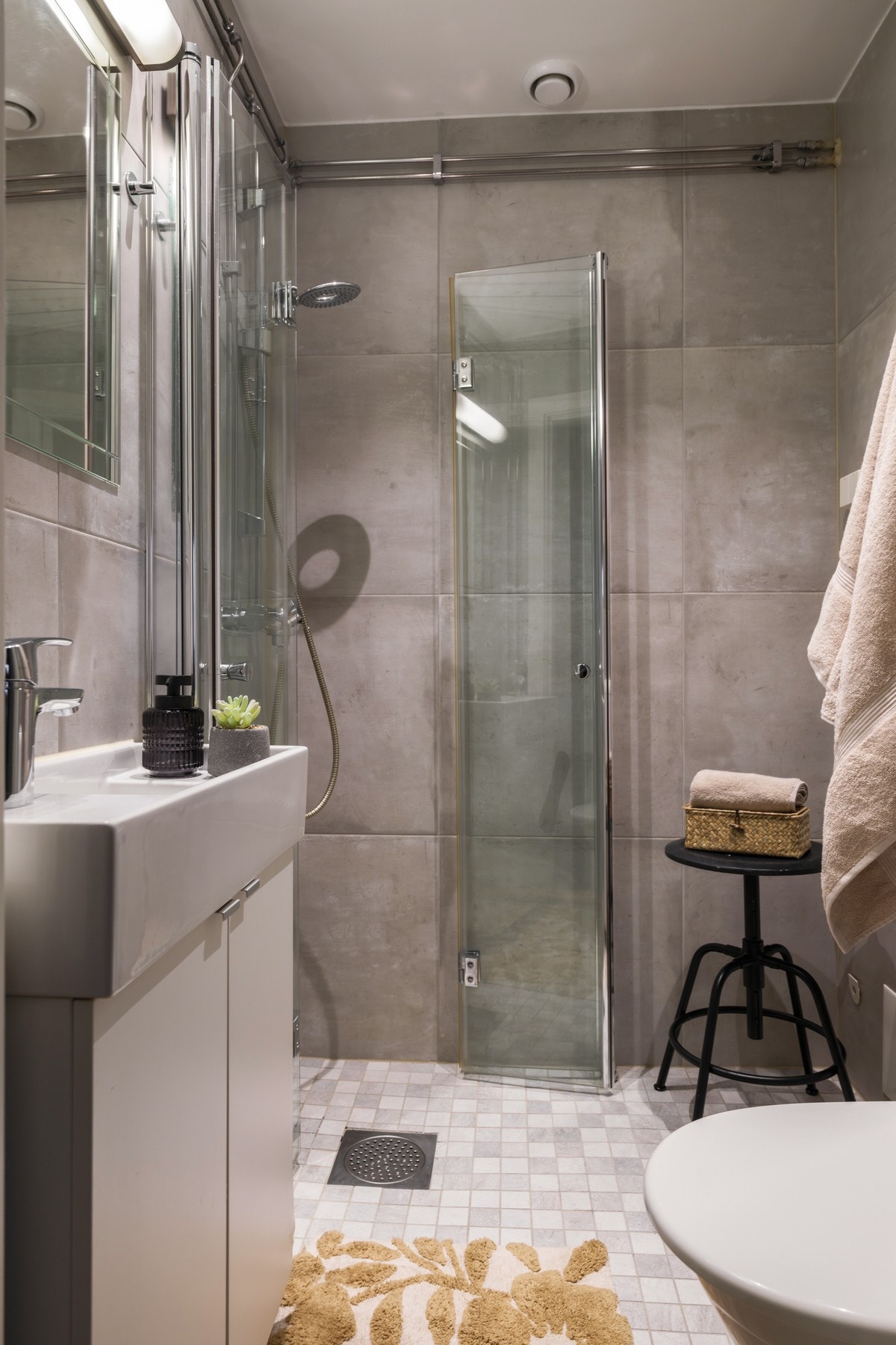 Lekkert flislagt bad fra 2017 med varmekabler i gulv og opplegg for vaskemaskin. Galleribilde