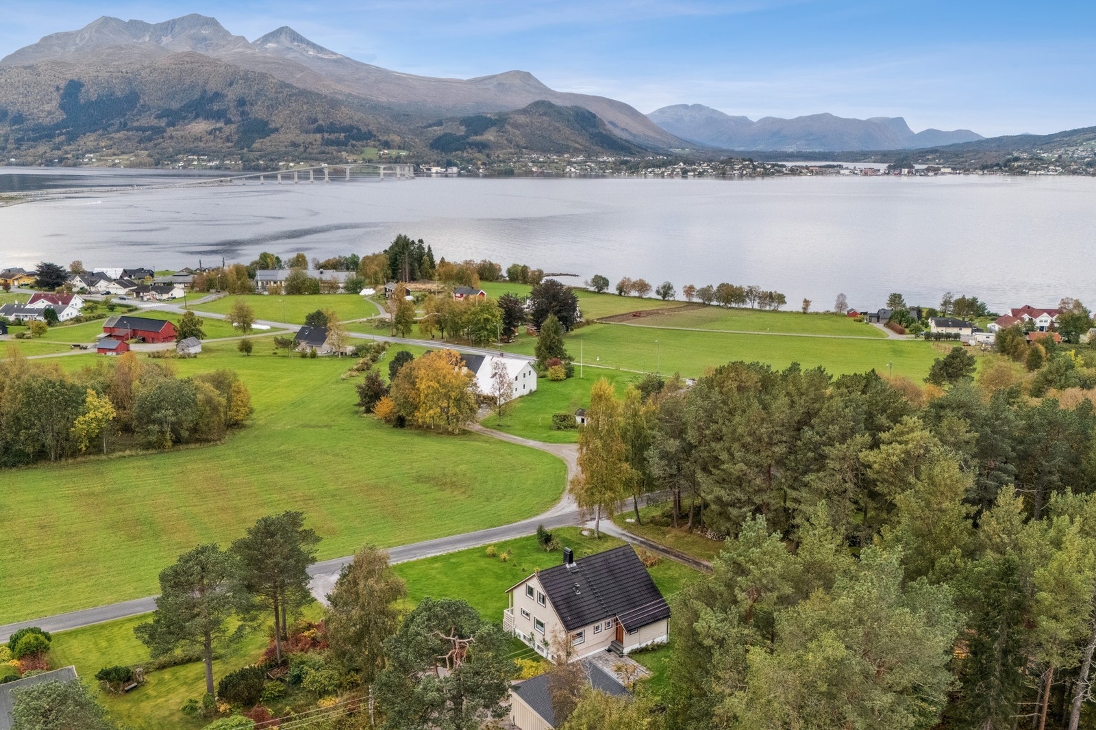 Tilhørende boligen har man en garasje og med salget følger det et naust på Gjermundneset som står på eget gnr. og bnr. Galleribilde