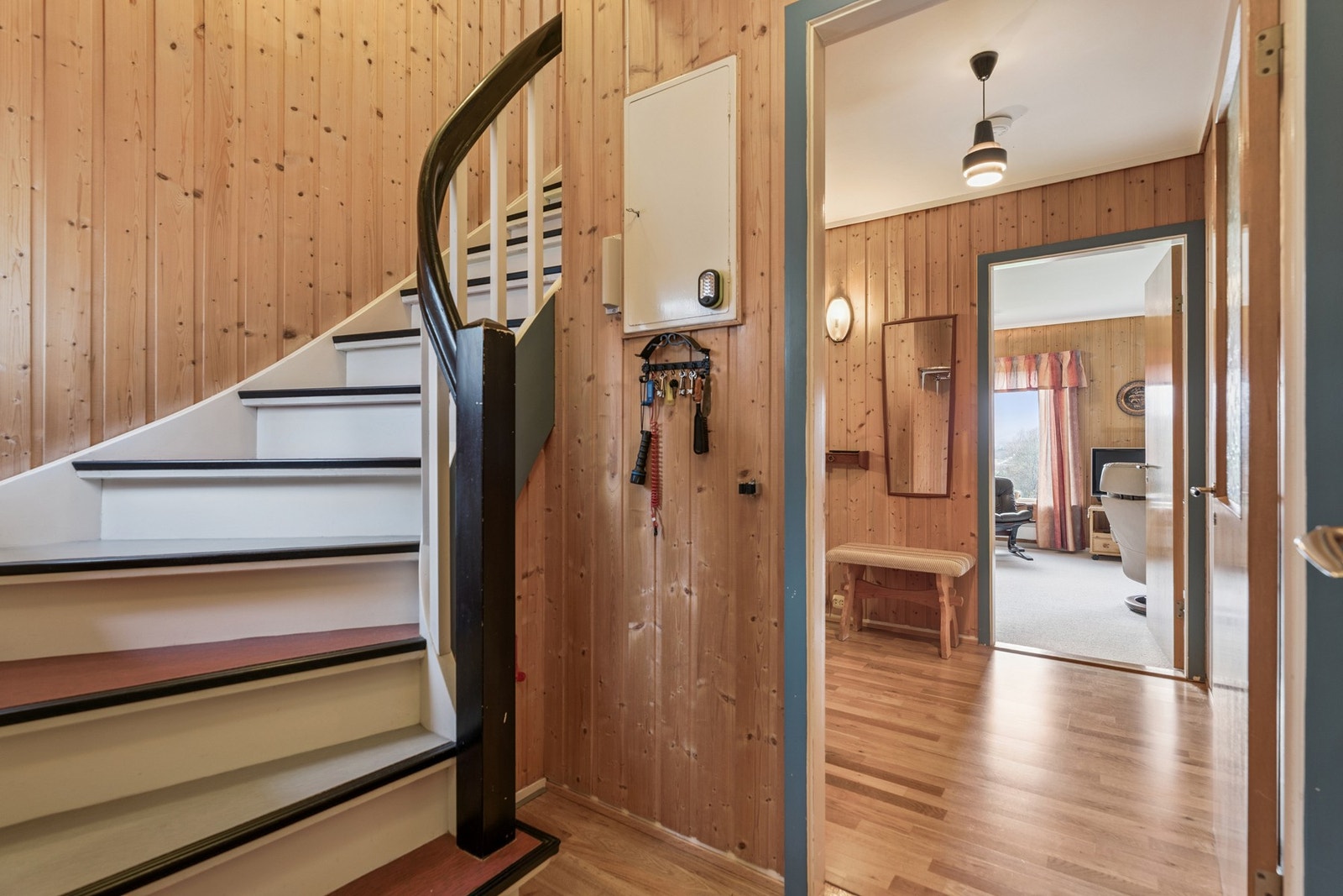 Entré og gang. I 2021 ble det lagt opp nye sikringer Galleribilde