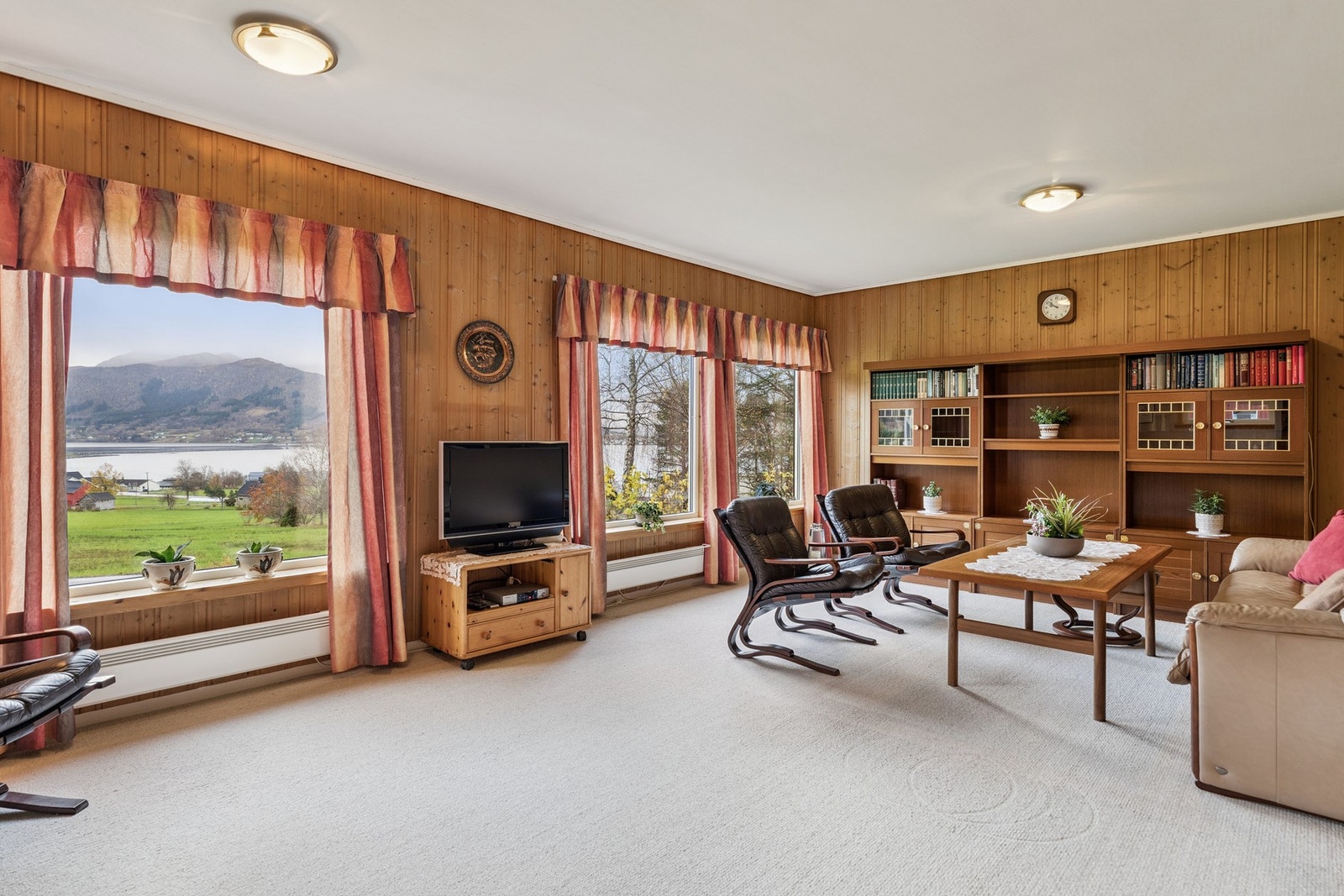 Stue. Nye vinduer i 1.etasje og 2.etasje ble satt inn i 2000 Galleribilde