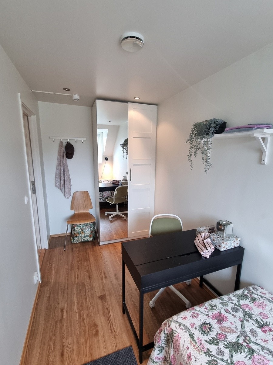 Rom L102, 3.etg med god plass til arbeidspult og garderobe Galleribilde