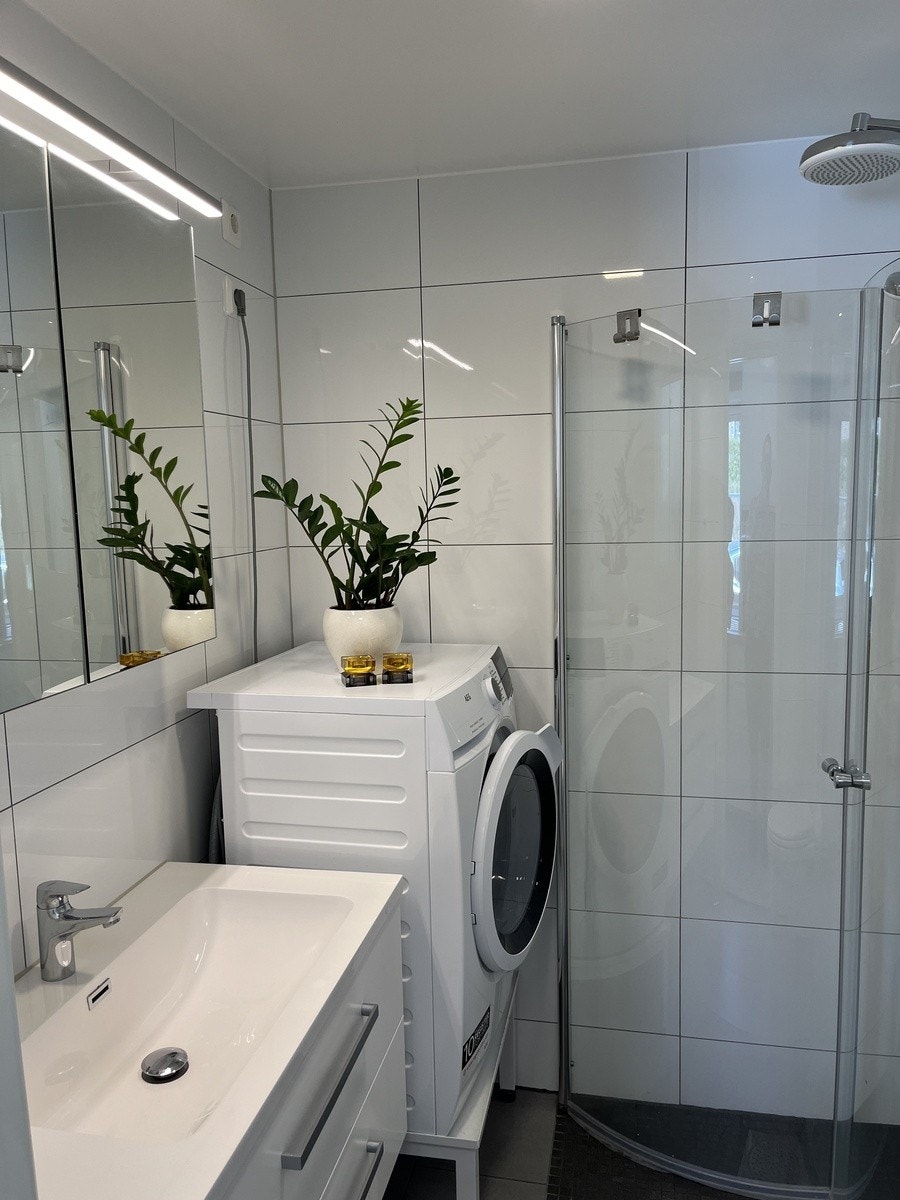 Bad med kombimaskin, vask og tørk Galleribilde