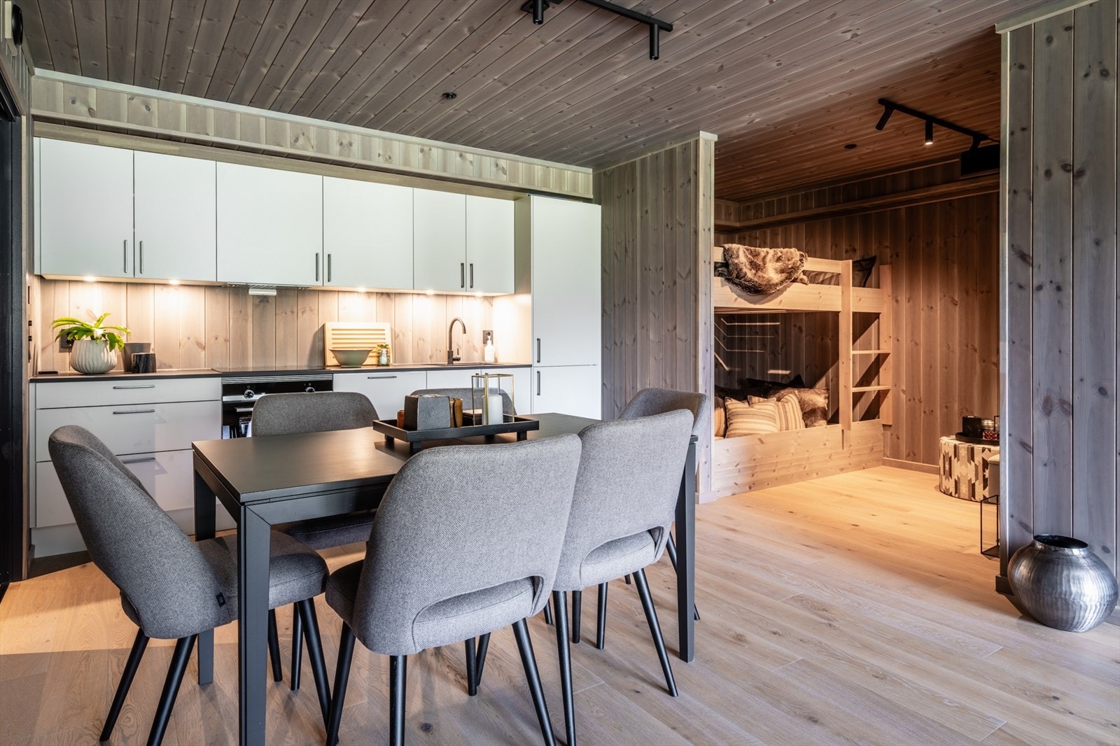 Fra stue mot kjøkken og den romslige sovealkoven Galleribilde