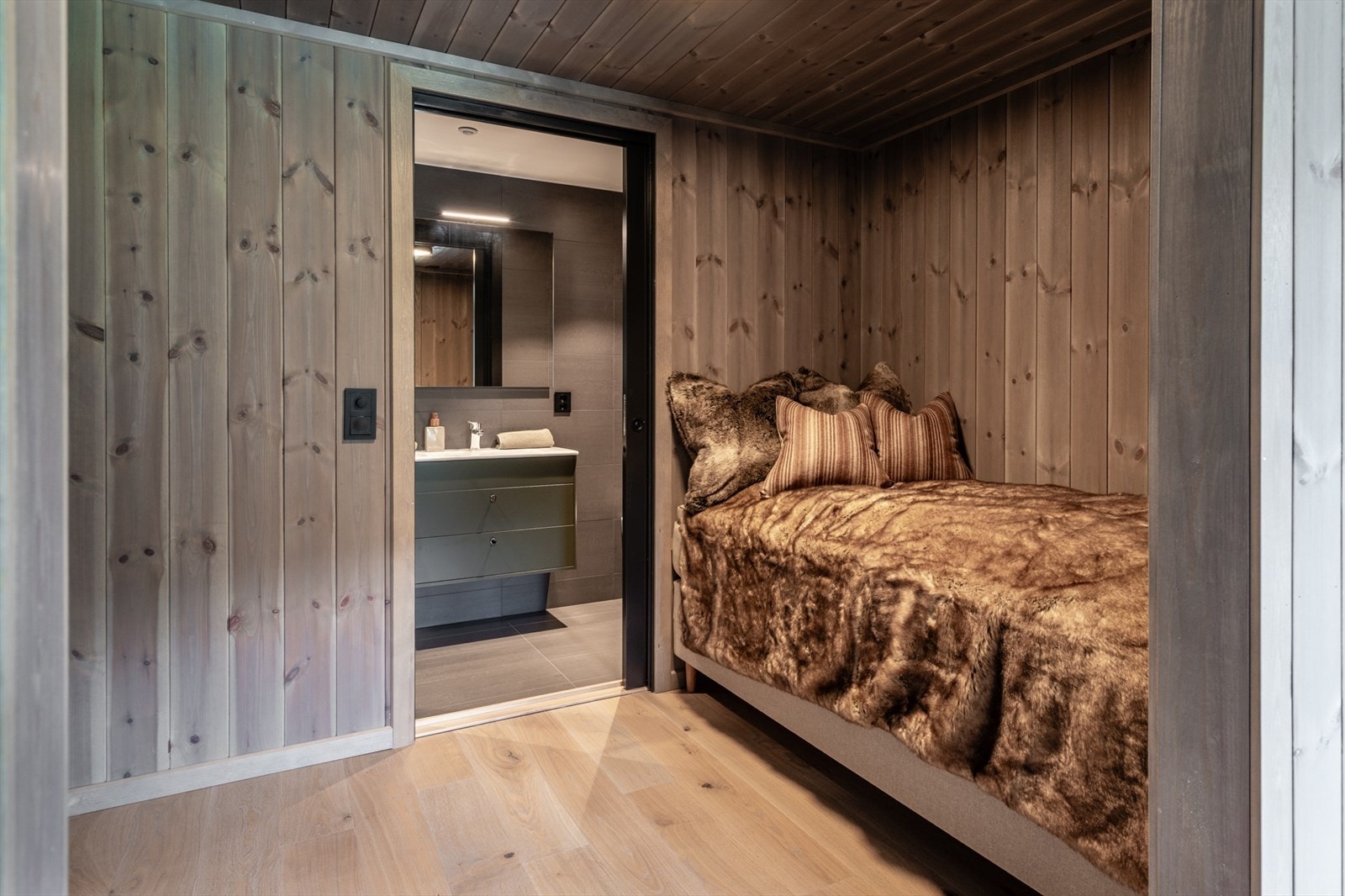 Rom mellom master soverom og bad, kan brukes til ekstra sengeplass og eller walk inn garderobe Galleribilde