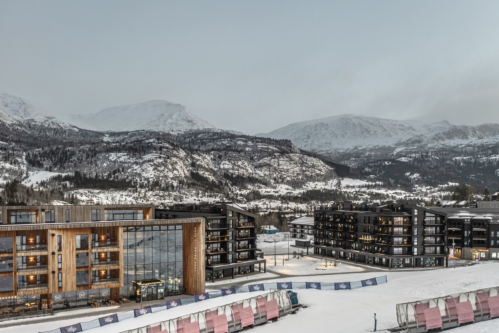 Fjellandsbyen ligger ski inn/ski ut til Hemsedals fantastiske løypenett. Her har du også kort avstand til langrennsløyper og toppturmuligheter. Galleribilde