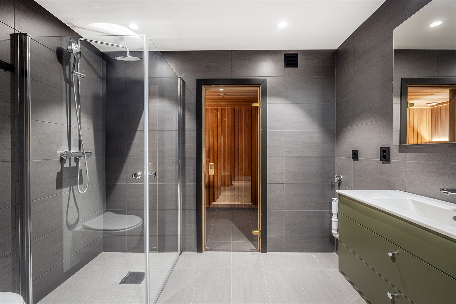 Leiligheten har to bad, hvorav ett stor med badstue og opplegg til vaskemaskin. Galleribilde