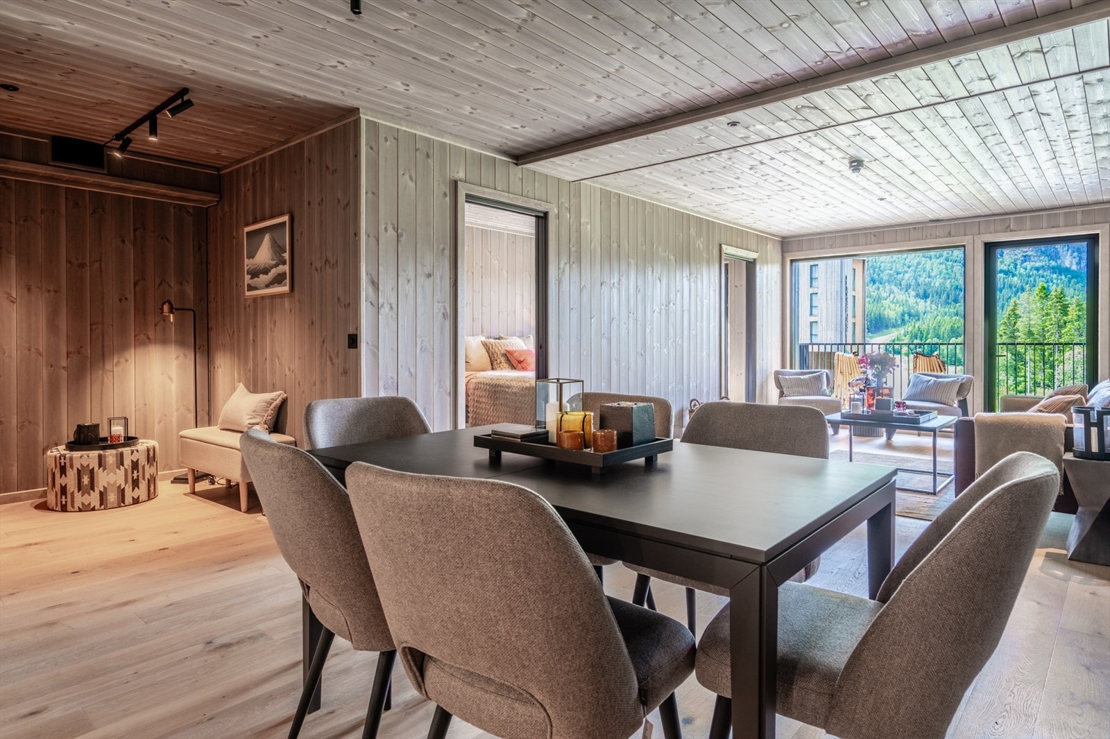 Leiligheten er en innholdsrik 3-roms med sovealkove, 2 bad, badstue, TV-krok, intern- og ekstern bod, og 2 skiskap. Galleribilde