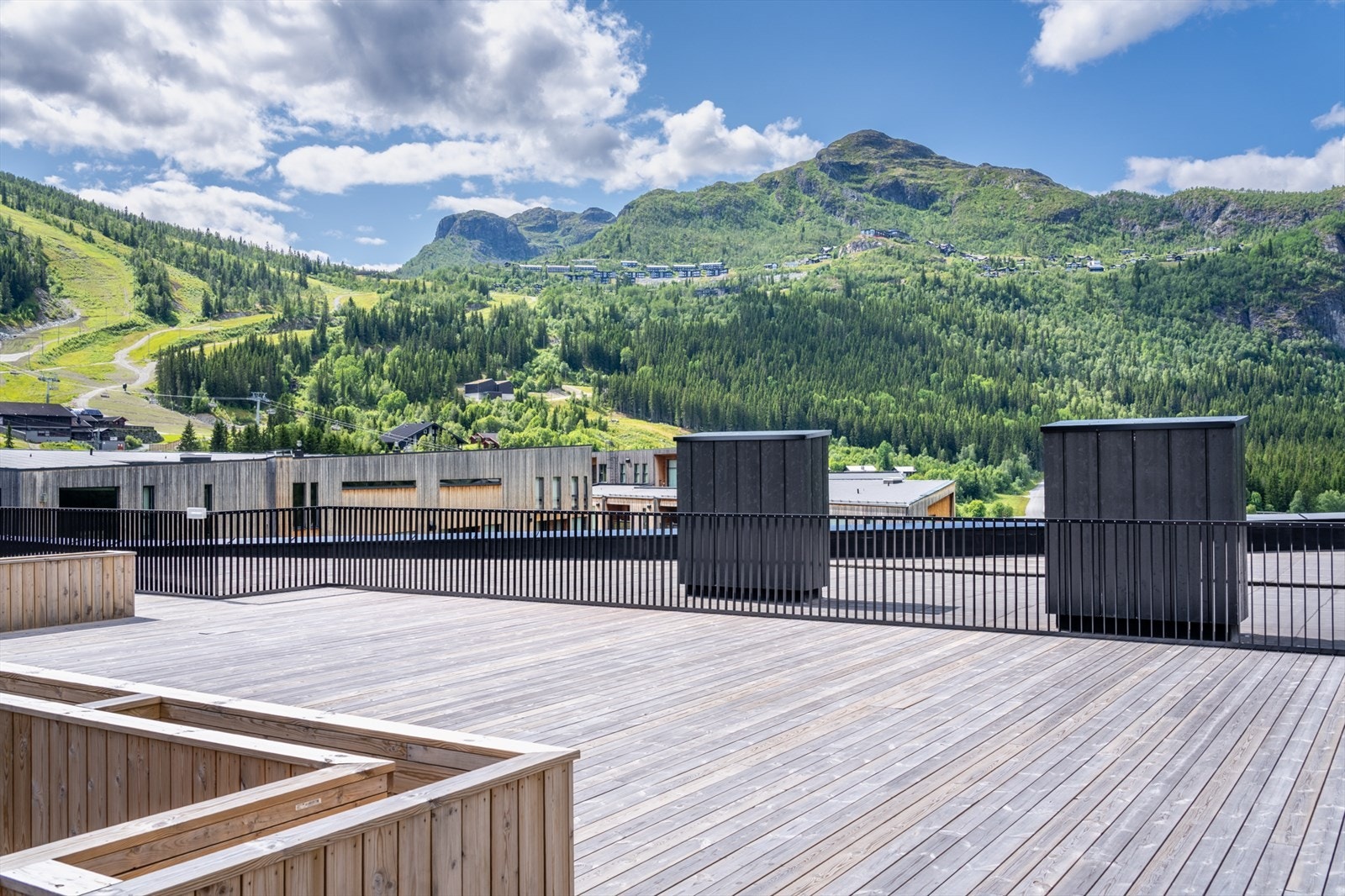 Felles takterrasse med flott utsikt og svært gode solforhold Galleribilde