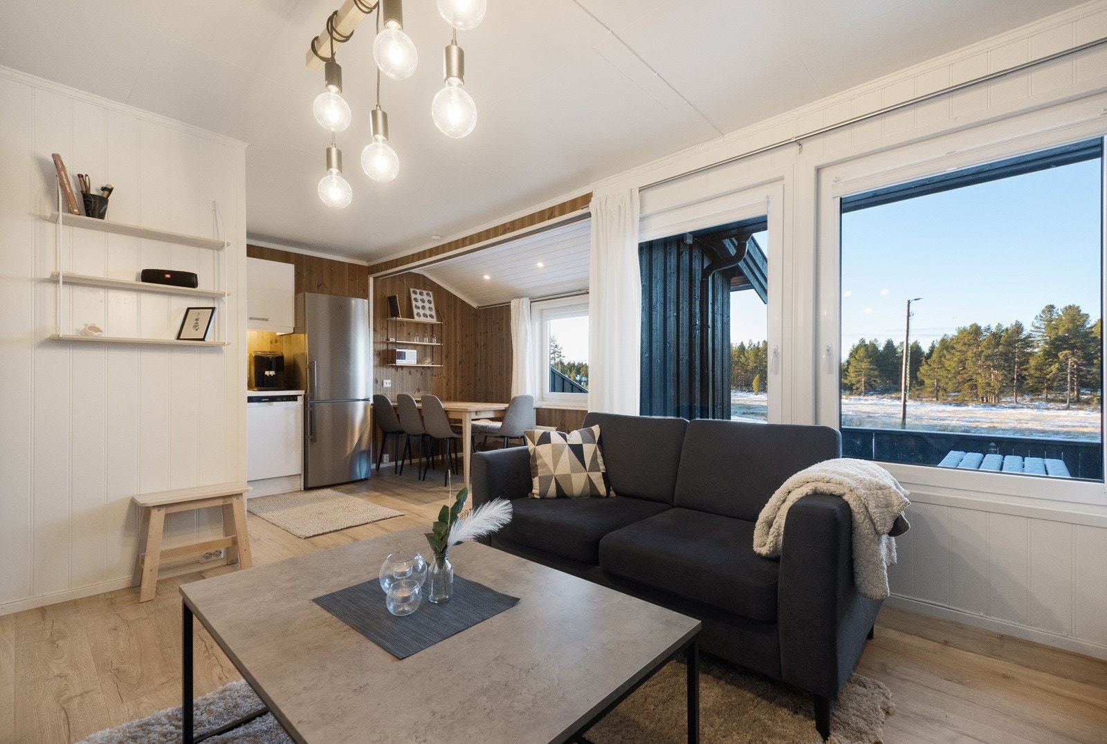 De store og flere vindusflatene bidrar til godt med naturlig lysinnslipp og gir en god romfølelse Galleribilde