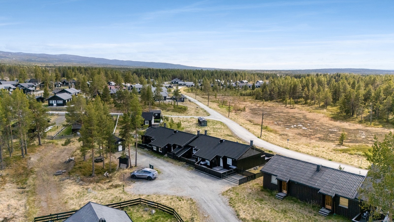 Eienedommen ligger fint til i et hyggelig hytteområde på Sanderstølen i Tidleidalen med lett adkomst Galleribilde