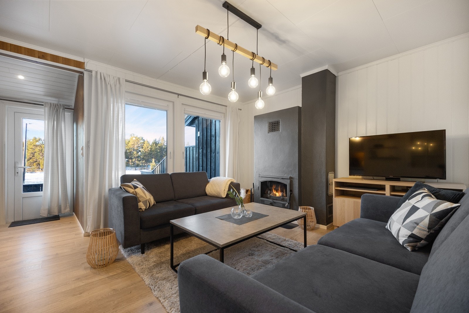 Lys og åpen stue og kjøkken inndelt i soner Galleribilde