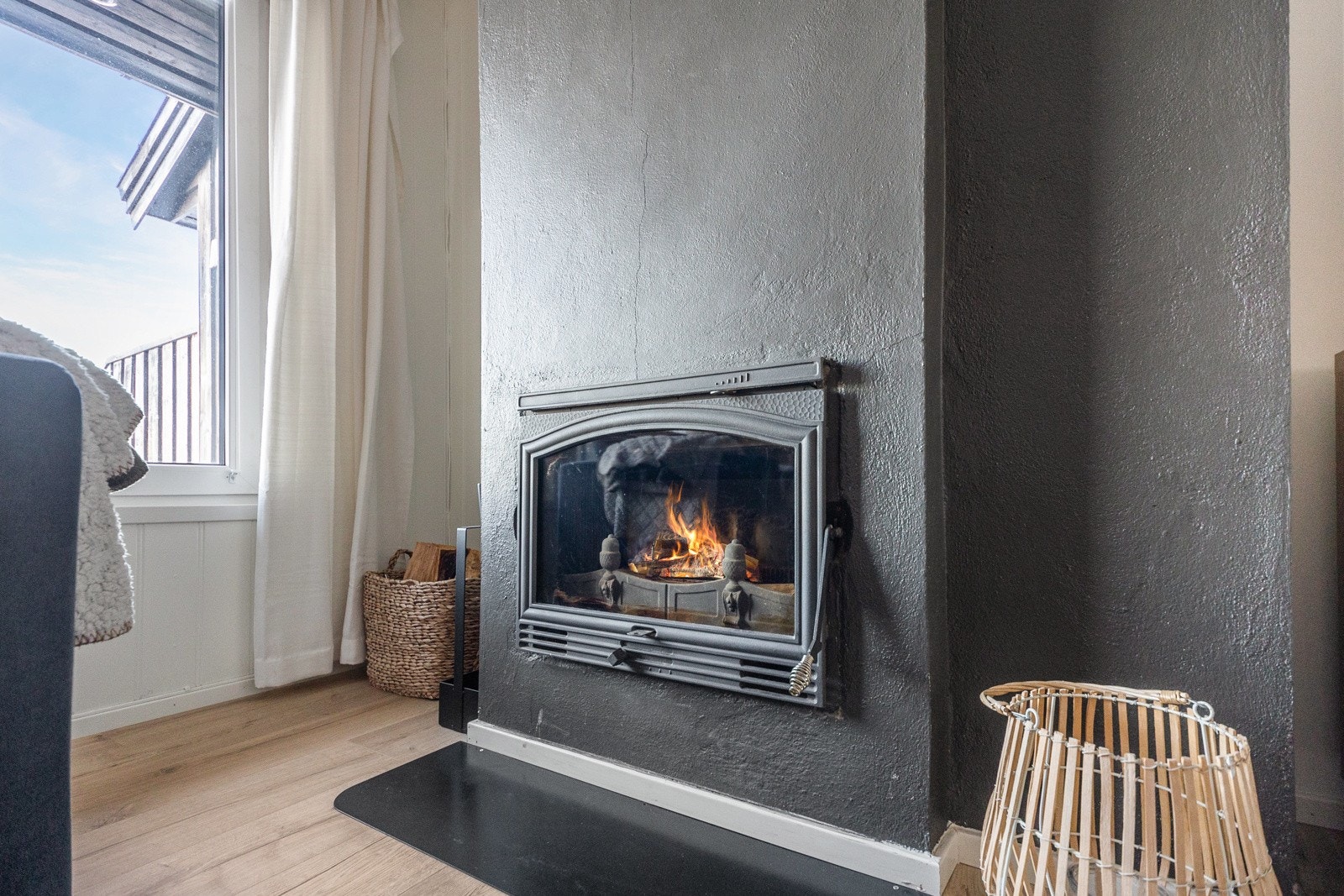 Flott peis som gir god varme og bidrar til en hyggelig atmosfære - Her er det godt å sette seg etter en lang skitur Galleribilde