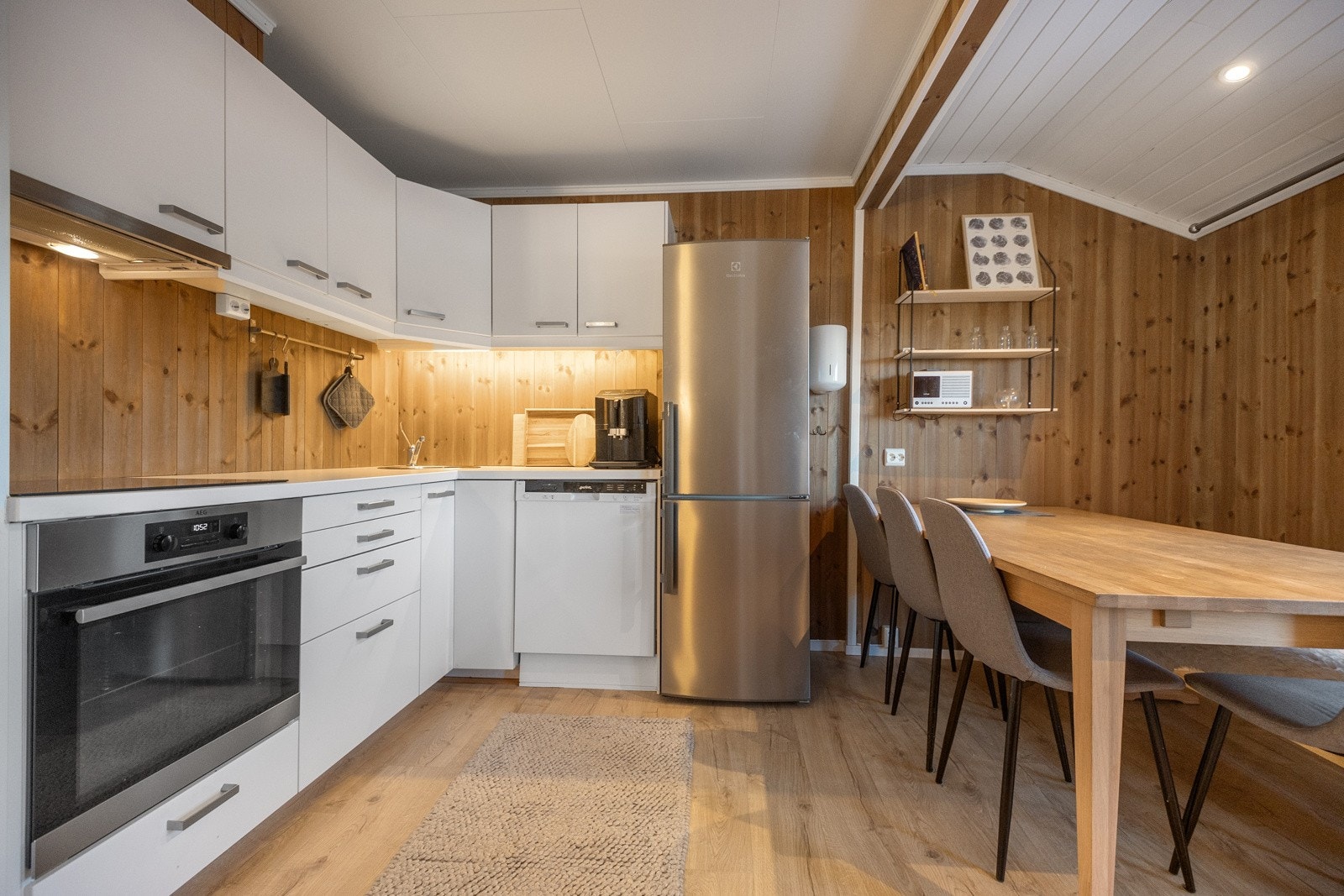 Åpen kjøkkenløsning med plass til spisebord Galleribilde