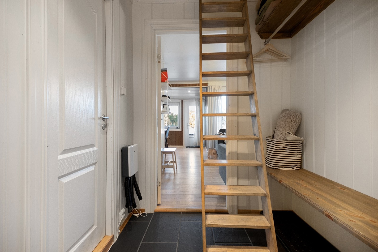 Fastmontert benk og oppheng med hylle over som gir god lagring. Trapp opp til en liten hems med gulvareal på 8 kvm (ikke målbart areal) Galleribilde