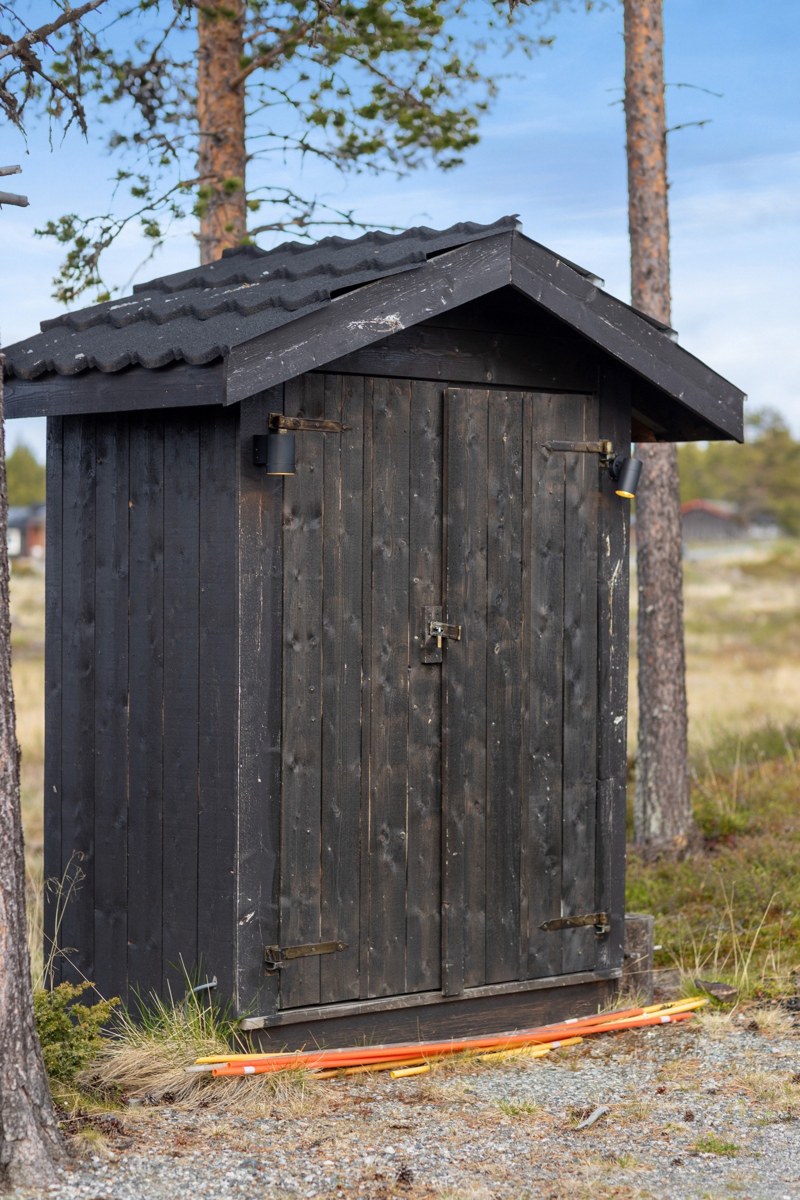 tillegg er det en separat bod på baksiden som selger disponerer. Det er lagt strøm fra hytta, med bryter i entré. Boden ligger utenfor tomtegrensen. Kjøper overtar risiko og ansvar Galleribilde