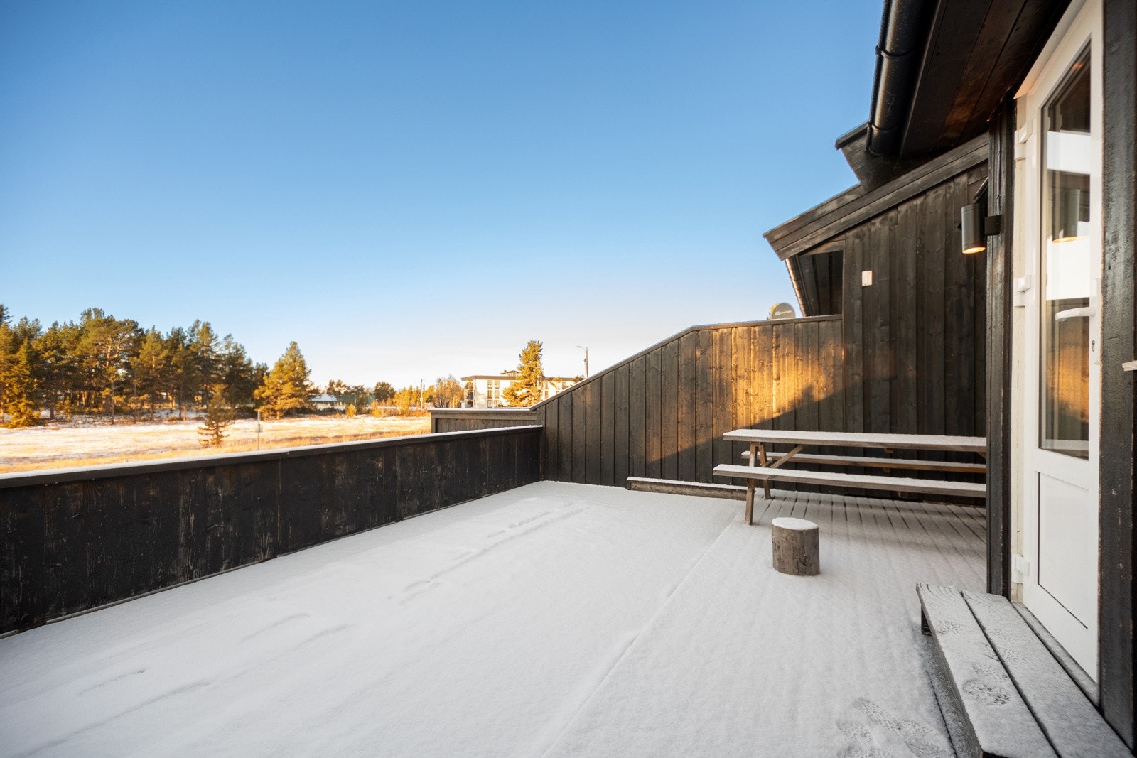Terrassen har god plass til sittegruppe og andre utemøbler - Her kan fine sommerdager og kvelder nytes Galleribilde