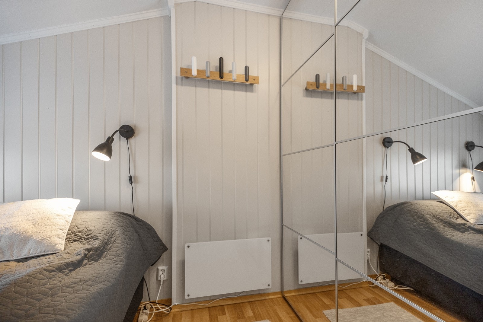 Hytta har to soverom. Dette soverommet er innredet med dobbeltseng og garderobeskap Galleribilde