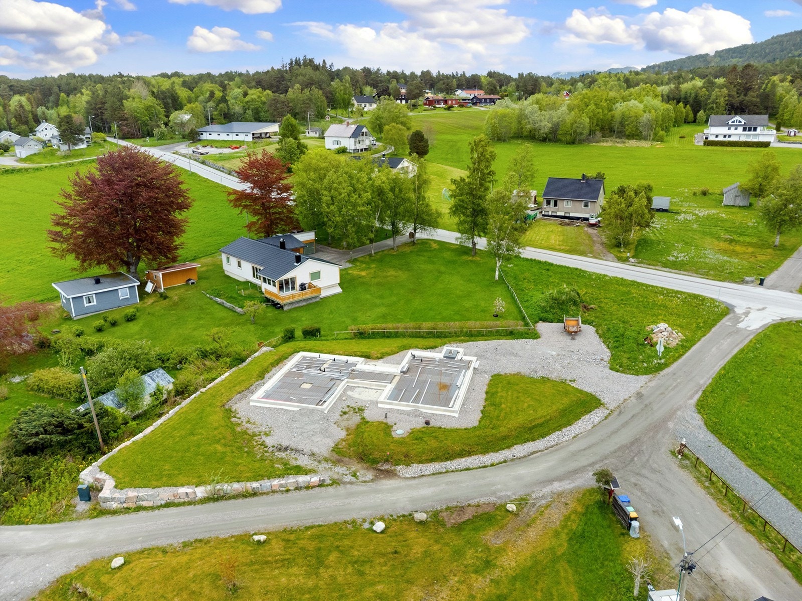 På tomten er det ferdig oppsatt og støpt grunnmur med komprimert pukk, 8cm isolasjon og (midlertidig plassert armeringsnett). Galleribilde