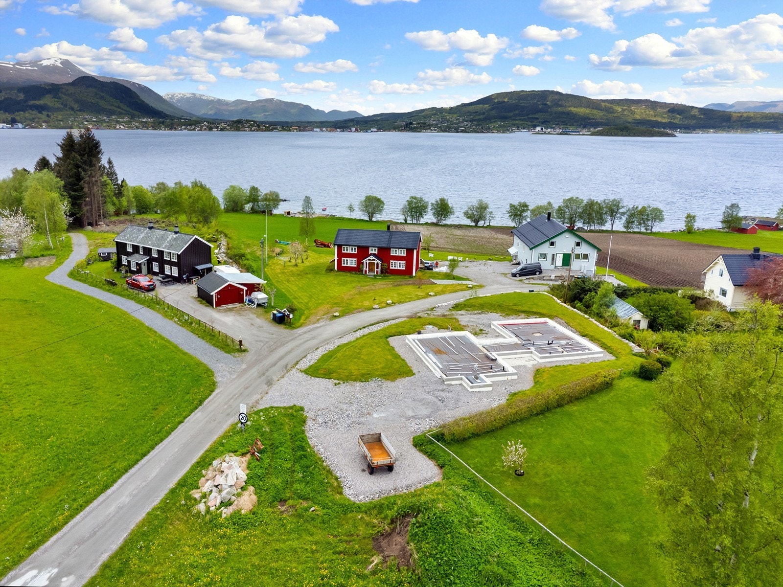 Eiet tomt på ca 1 505 m². I tillegg en nausttomt på eget gnr/bnr 35/189, på ca 103 m². Galleribilde