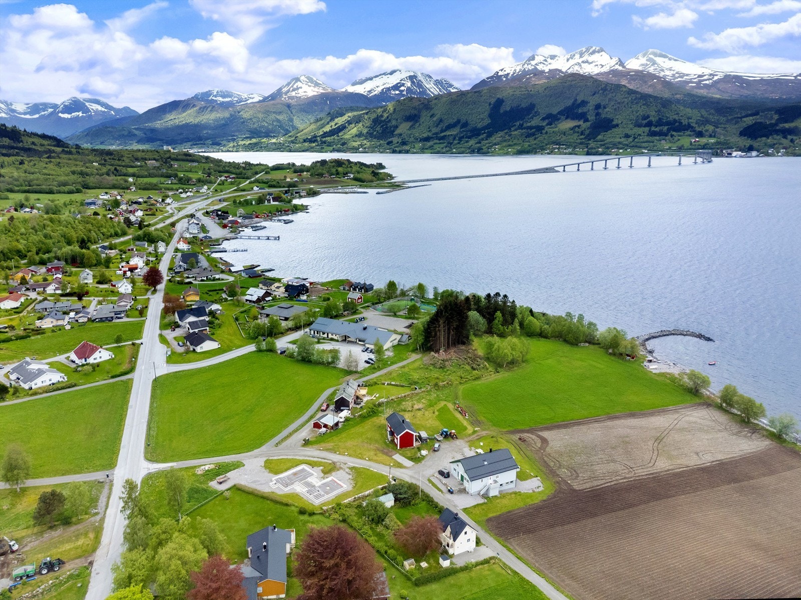 Vike Montesorriskule (1. - 7. trinn) og Vike Montesorribarnehage ligger like ved eiendommen. Det er ca 10 minutter med bil via Tresfjordbrua til Helland sentrum med dets servicefasiliteter. Galleribilde