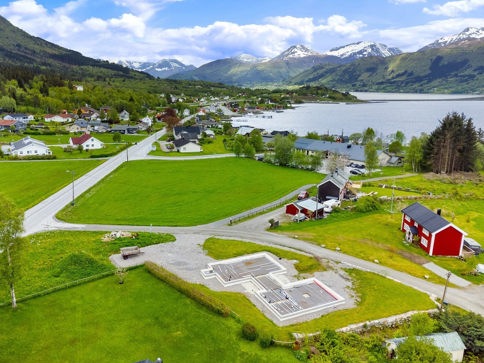 Mathias Hole i Møremegling presenterer boligtomt og nausttomt på Vike Galleribilde
