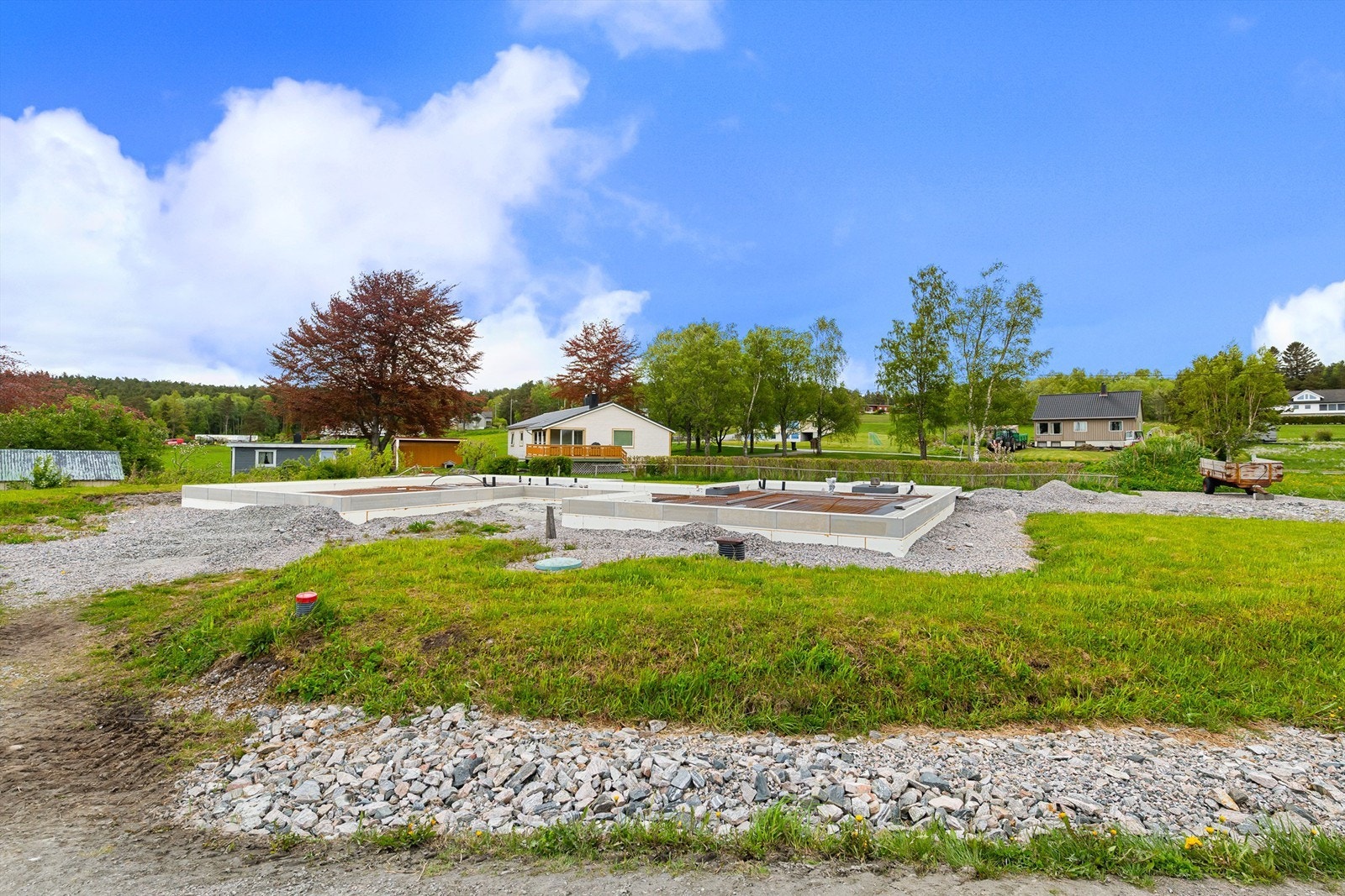 Selger fikk i 2018 tillatelse fra kommunen til oppføring av enebolig med hybel/sokkelleilighet. Galleribilde