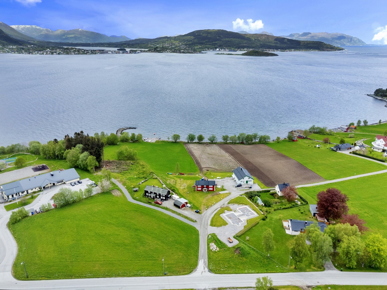 Eiendommen ligger på Ytre Vike ved Vikebukt i Vestnes kommune. Galleribilde