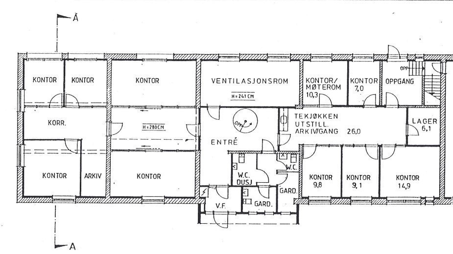 1. etasje. Inngang på midten, kontorer og showroom til høyre, kontorer og/eller lager til venstre. Galleribilde