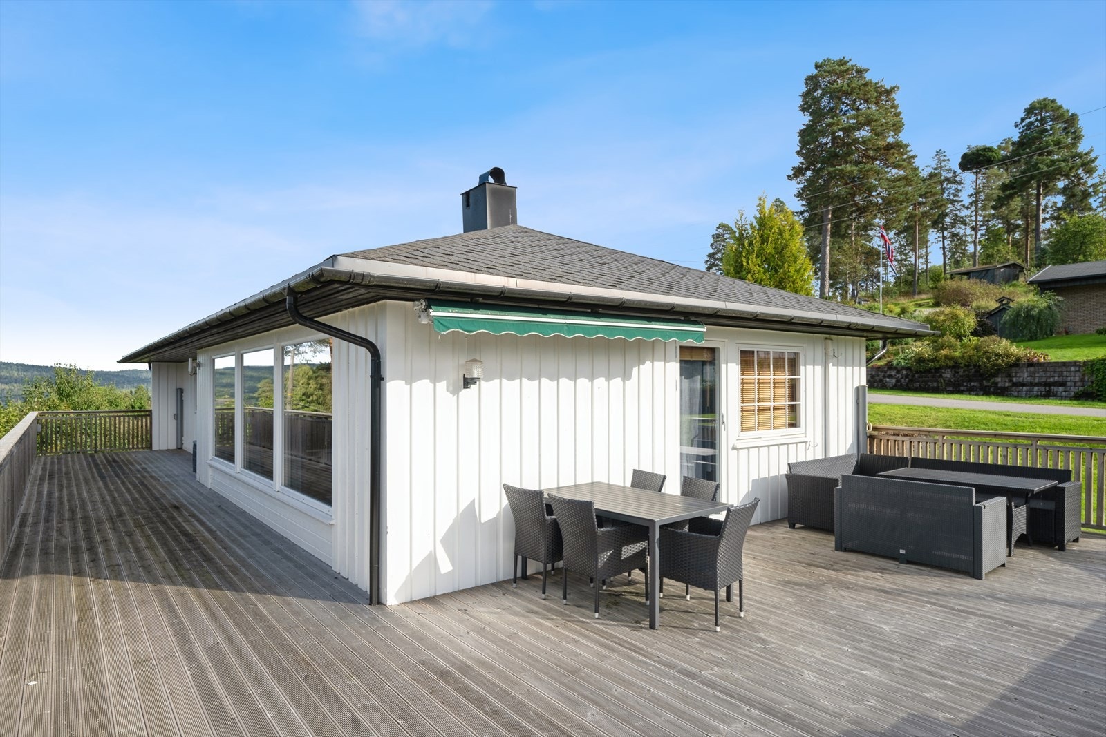 Stor fin terrasse med masse sol Galleribilde