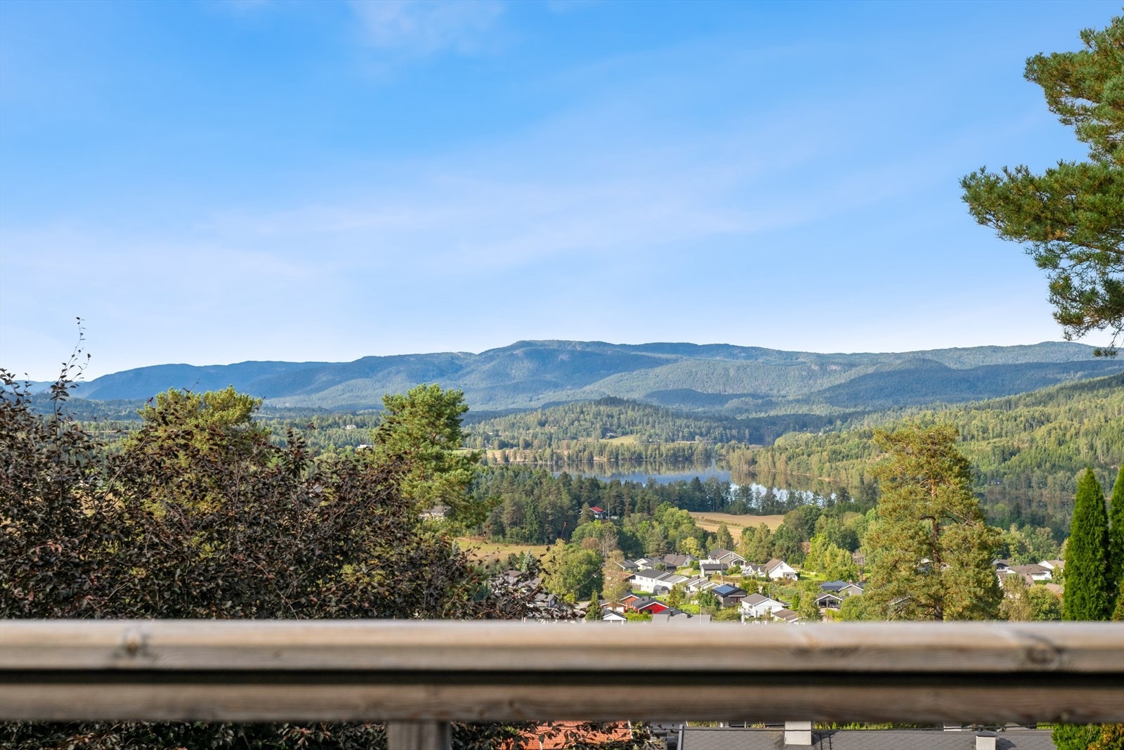 Utsikt utover vannet og bygda er flott Galleribilde