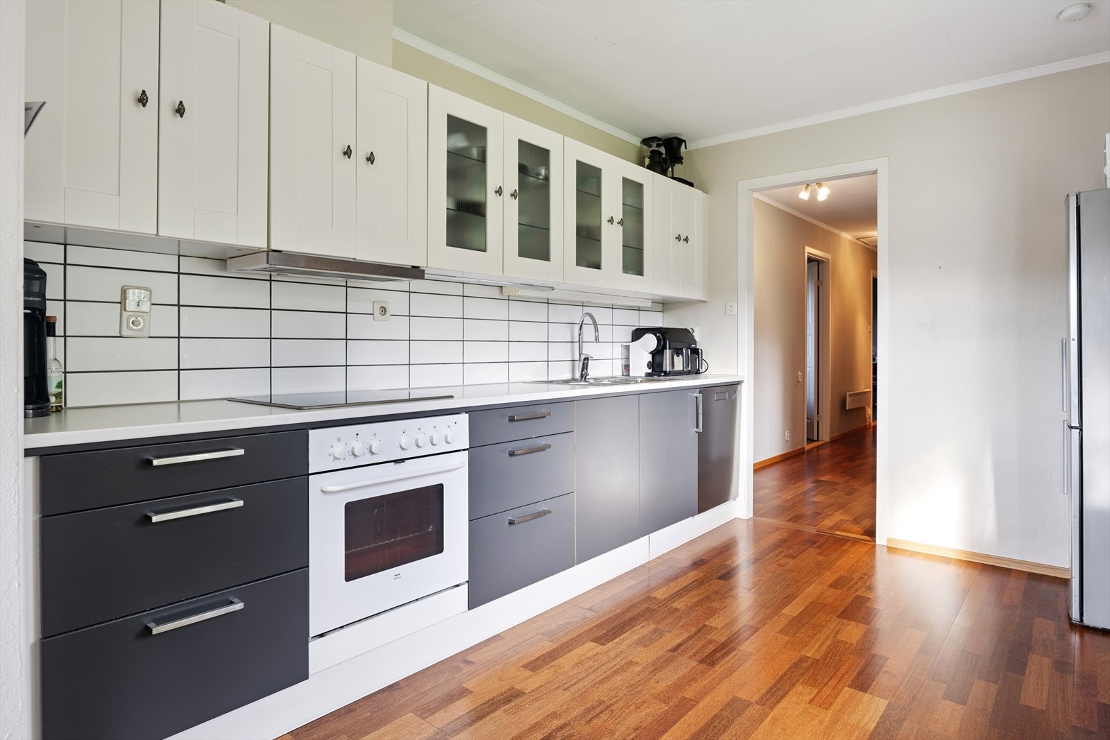 Det er integrert komfyr,platetopp og oppvaskmaskin. Galleribilde