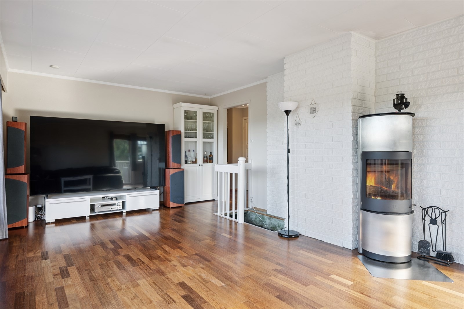 Romslig stue med peisovn Galleribilde