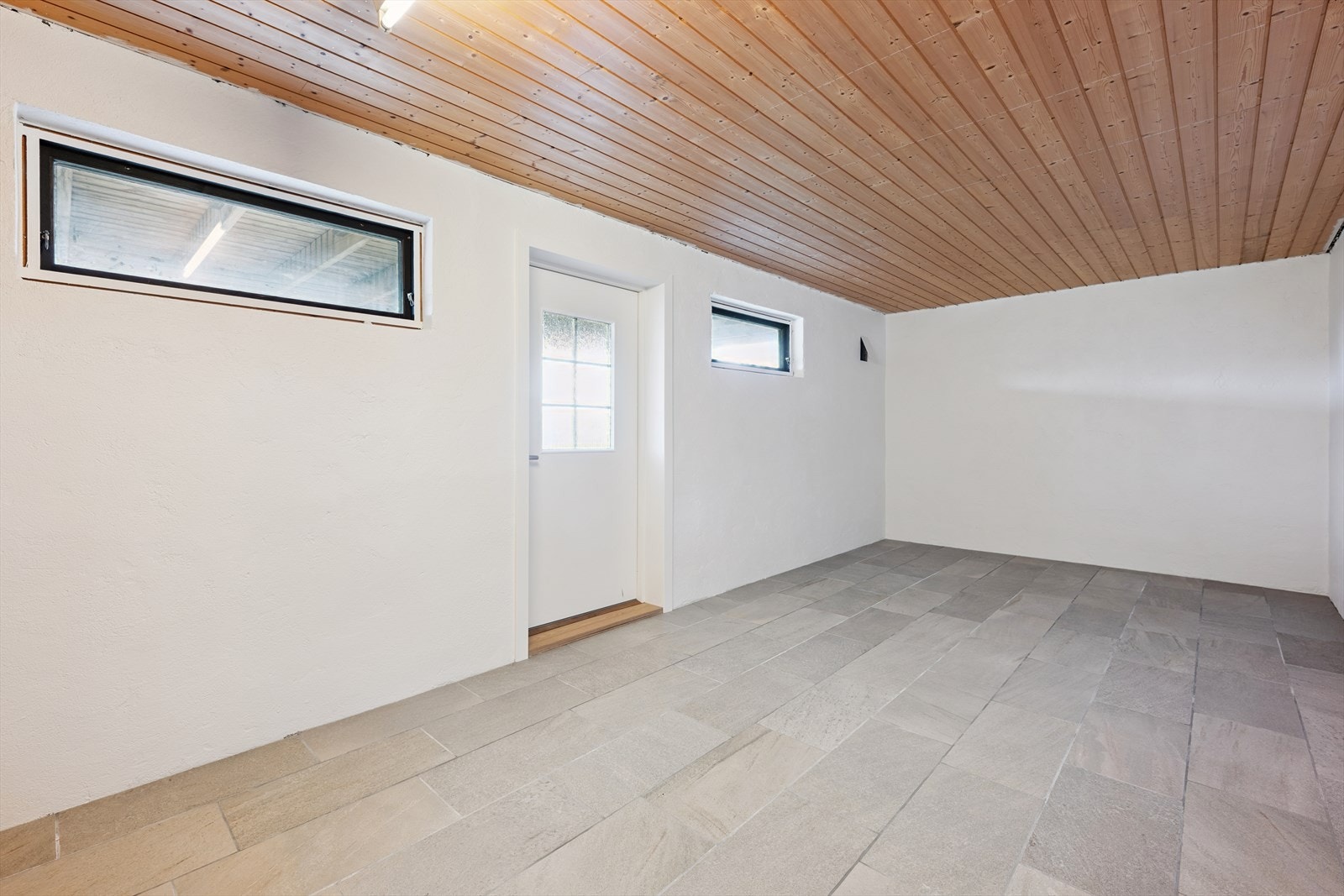 1 innredet rom i u.etg. med direkte utgang. Fliser på gulv og malte flater. Galleribilde