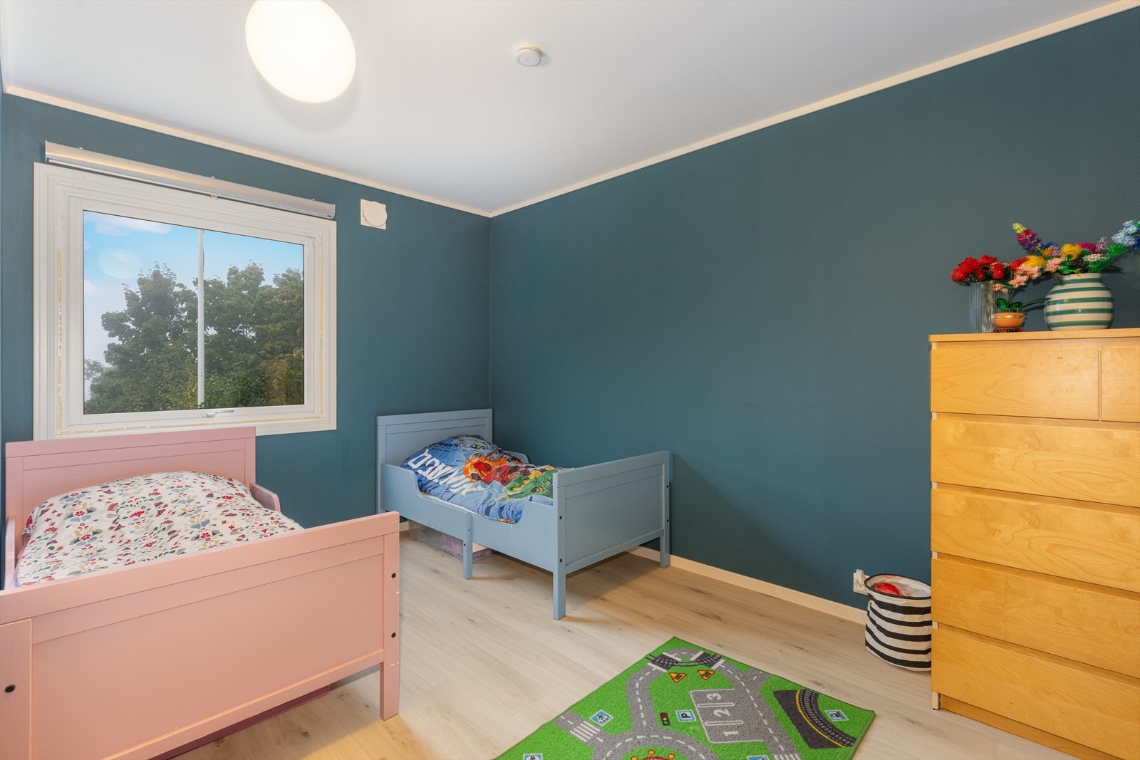 Barnerommet ved siden av har nyere, moderne laminat på gulvet. Galleribilde